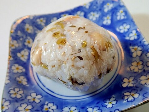 ほんだしで　高菜と大豆と白ごまのおにぎり